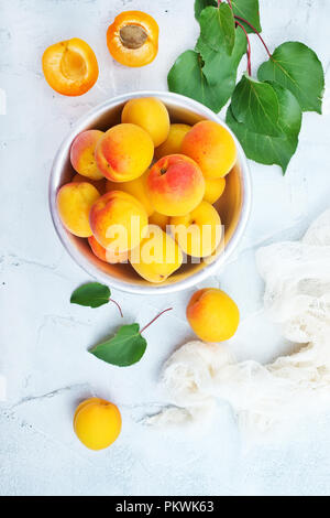 Frische Aprikosen in der Schüssel auf dem Tisch Stockfoto