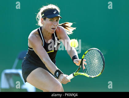 Johanna Konta (a.k.a. Jo Konta), Professional tennis player, die das Vereinigte Königreich, spielt einen Schuß während ein singles Match in 2018. Stockfoto