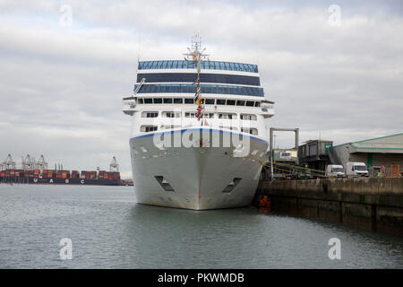 Nautica Kreuzfahrtschiff von Ozeanien betrieben günstig in Southampton Stockfoto