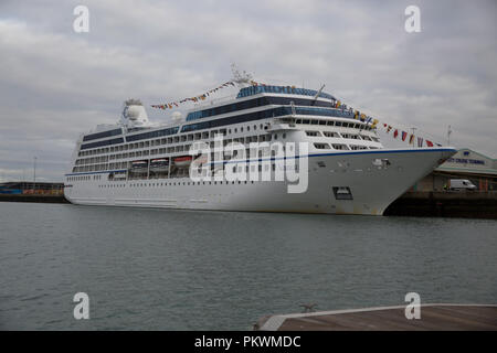 Nautica Kreuzfahrtschiff von Ozeanien betrieben günstig in Southampton Stockfoto