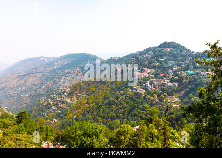 Shimla ist die Hauptstadt des nordindischen Staates Himachal Pradesh, in den Himalaya-Ausläufern. Es ist auch für die Handwerksläden, die Linie bekannt Stockfoto