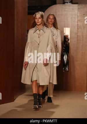 Modelle auf dem Laufsteg während der Alexa Chung der London Fashion Week im September 2018 zeigen an der Victoria House in London. Stockfoto