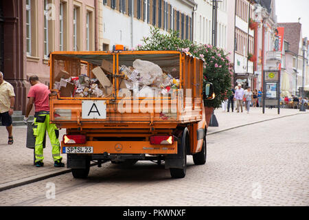 Deutsche Volk sweeper Arbeiten sauber und Müll und Abfall-LKW auf der Straße bei Speyer Stadt halten am 27. August 2017 in Rheinland Pfalz, d Stockfoto