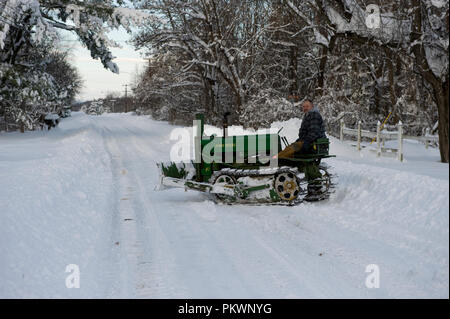 Snow Fall in Virginia Aufzeichnung und hier in Pine Grove in den Blue Ridge Mountains gab es so viel wie 27 Zoll. Die einzige Sache, die morgen afte Stockfoto