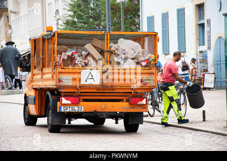 Deutsche Volk sweeper Arbeiten sauber und Müll und Abfall-LKW auf der Straße bei Speyer Stadt halten am 27. August 2017 in Rheinland Pfalz, d Stockfoto