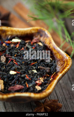 Getrocknete winter Tee mit Gewürzen auf Holztisch. Stockfoto