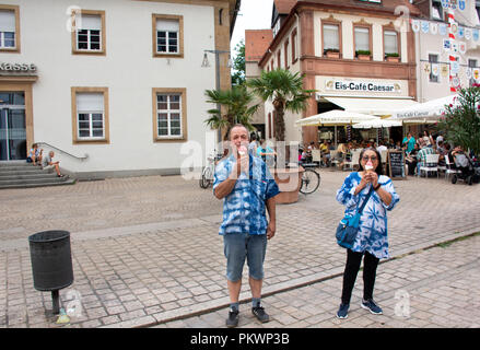 Deutsche alter Mann und thai Frau Menschen zeigen, Eis und Essen nach Reisen in Speyer Stadt besuchten am 27. August 2017 in Rheinland Pfalz, Deutschland Stockfoto