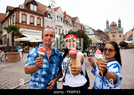 Deutsche alter Mann und thai Frau Menschen zeigen, Eis und Essen nach Reisen in Speyer Stadt besuchten am 27. August 2017 in Rheinland Pfalz, Deutschland Stockfoto