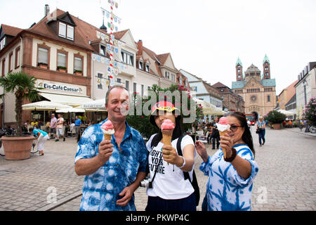 Deutsche alter Mann und thai Frau Menschen zeigen, Eis und Essen nach Reisen in Speyer Stadt besuchten am 27. August 2017 in Rheinland Pfalz, Deutschland Stockfoto