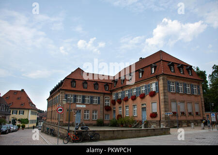 Deutschland Menschen und fremden Reisenden zu Fuß besucht Modern Classic retro Gebäude in der Stadt Speyer am 27. August 2017 in Rheinland Pfalz, Deutschland Stockfoto