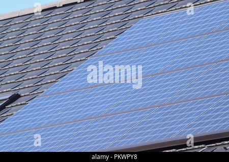 Solarpaneele auf modernem Hausdach Stockfoto