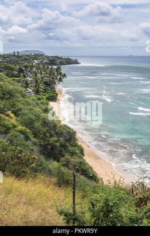 Blick auf den Sandstrand an der Küste entlang des Diamond Head, Waikiki, Oahu, Hawaii Stockfoto