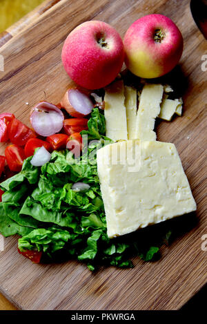 Home food Vorbereitung. Hausgemachtes Rindfleisch Burger, Pommes und Salat zubereitet in einer eigenen Küche. Bild zeigt Salat, Salat, Käse, Tomaten und Pommes Frites. Stockfoto