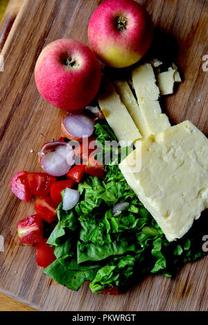 Home food Vorbereitung. Hausgemachtes Rindfleisch Burger, Pommes und Salat zubereitet in einer eigenen Küche. Bild zeigt Salat, Salat, Käse, Tomaten und Pommes Frites. Stockfoto