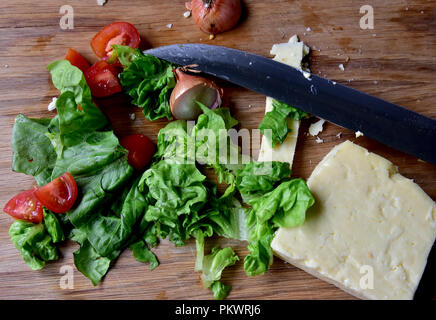 Home food Vorbereitung. Hausgemachtes Rindfleisch Burger, Pommes und Salat zubereitet in einer eigenen Küche. Bild zeigt Salat, Salat, Käse, Tomaten und Pommes Frites. Stockfoto