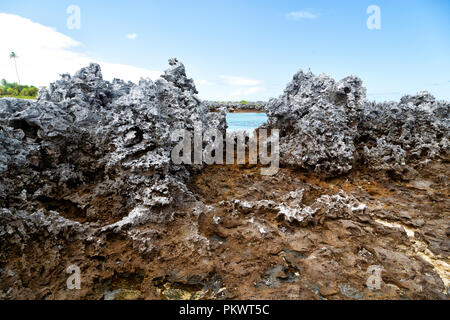 In Polynesien den Felsen der Küste wie Paradies Konzept und Entspannen Stockfoto