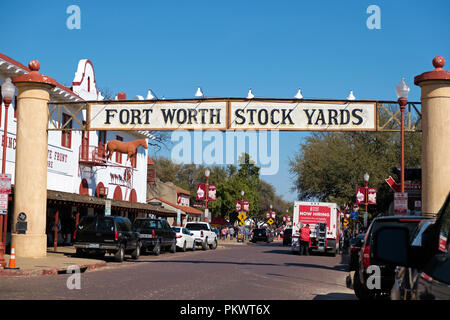 Staycation Idee. Fort Worth Stockyards Street Schild im Stadtzentrum. Blauer Himmel, Kopierbereich, horizontal. Stockfoto