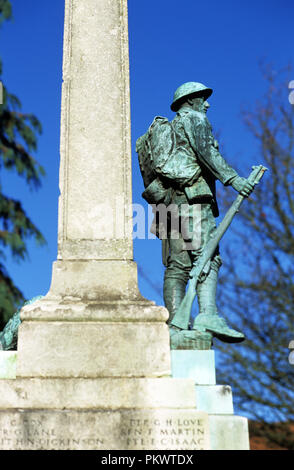 Statue des Ersten Weltkriegs britische Soldat auf dem Ehrenmal auf Burnham Village Green, Berkshire, England. Stockfoto