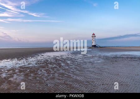 Abend Wolken am Leuchtturm in der Nähe von Ayr Talacre, Flintshire, Wales, Großbritannien Stockfoto
