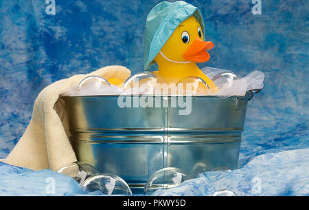 Gelbe Gummiente und Freunde in Metall Waschzuber, mit großen Blasen. Stockfoto