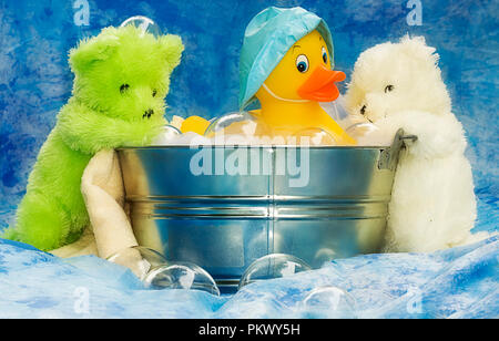 Gelbe Gummiente und Freunde in Metall Waschzuber, mit großen Blasen. Stockfoto