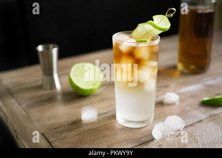 Dunkle und stürmische Rum Cocktail mit Ingwer Bier und Limette garnieren. Glas der Dunkle und stürmische Cocktail Drink auf Holztisch, kopieren. Stockfoto