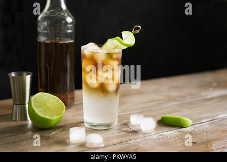 Dunkle und stürmische Rum Cocktail mit Ingwer Bier und Limette garnieren. Glas der Dunkle und stürmische Cocktail Drink auf Holztisch, kopieren. Stockfoto
