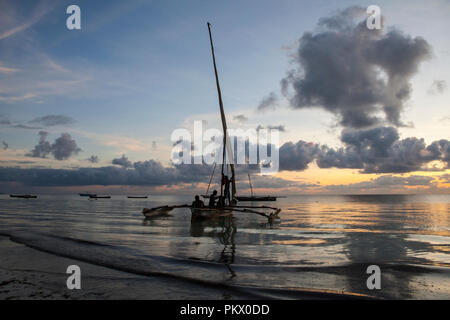 - GALU KINONDO, KENIA - Februar 26,2018: lokale Fischer in Galu Beach, Kenia. Jeden Morgen, mit einem Boot von Mango Baum gemacht, Angeln... Stockfoto