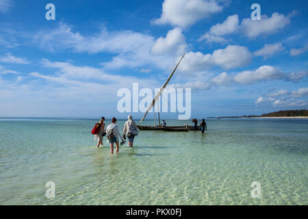 GALU KINONDO - Beach, Kenia - 27. FEBRUAR 2018: Touristische Vorbereitung im Meer mit der lokalen Fischer mit einem hölzernen Boot, von Mango Tree zu schwimmen. Stockfoto