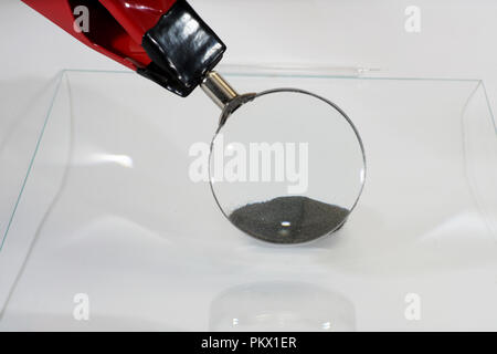 Chemische Pulver aus der Chemie Kit mit Objektiv fotografiert im Studio Stockfoto