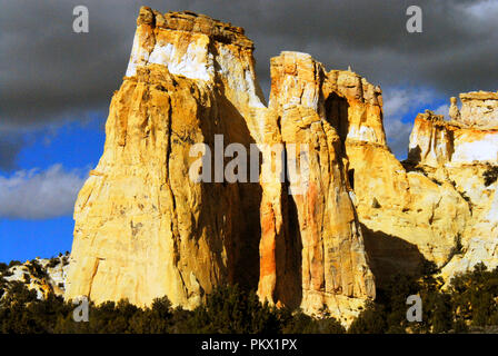 Wunderschöne Licht auf der wunderschönen Wüste Klippen in der Nähe der Grosvenor Arch in Utah, USA Stockfoto