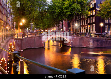 Schöne Nacht Szene aus der Stadt Amsterdam in den Niederlanden mit Kanälen und Leuchten Stockfoto