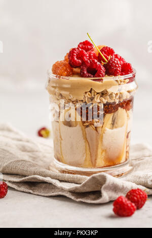 Über Nacht Haferflocken mit Beeren, Erdnussbutter, Banane und Beeren. Saubere Konzept essen. Stockfoto