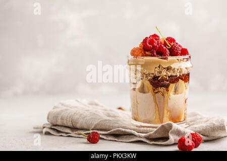 Über Nacht Haferflocken mit Beeren, Erdnussbutter, Banane und Beeren. Saubere Konzept essen. Stockfoto