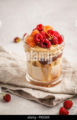 Über Nacht Haferflocken mit Beeren, Erdnussbutter, Banane und Beeren. Saubere Konzept essen. Stockfoto