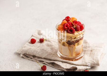 Über Nacht Haferflocken mit Beeren, Erdnussbutter, Banane und Beeren. Saubere Konzept essen. Stockfoto