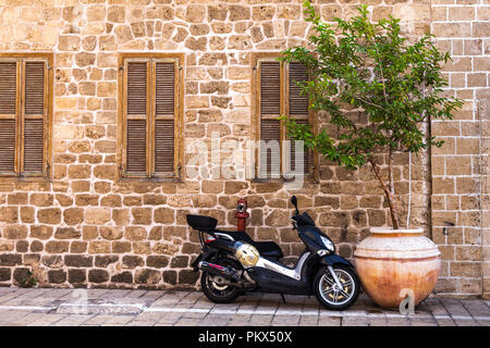 Scooter durch die Wand mit Fenstern in Jaffa, Tel Aviv, Israel Stockfoto