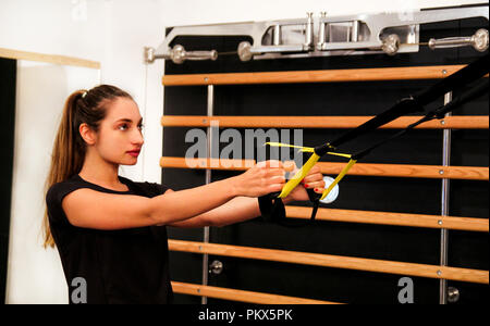 Fitness Frau in der Ausbildung arbeiten mit einem Widerstand Band, sportlich muskulöse Frauen, Lifestyle und Gesundheit. Schöne fitness sportliche Frau. Stockfoto