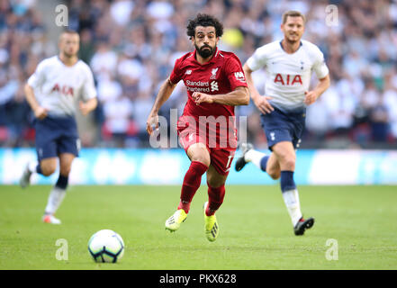 Liverpools Mohamed Salah (Mitte) während der Premier League Match im Wembley Stadion, London. Stockfoto