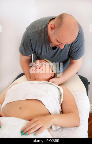 Masseur massieren weiblichen Nacken Massage im luxuriösen Spa Center. Physiotherapeuten erhalten und Nacken Massage Massage studio entspannen. Stockfoto