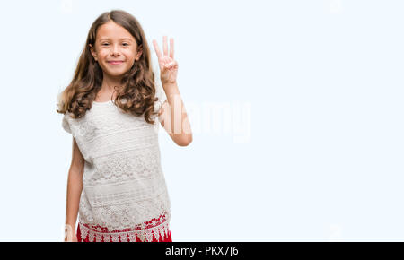 Brunette hispanische Mädchen angezeigt und zeigen mit den Fingern Nummer drei, während lächelte zuversichtlich und fröhlich. Stockfoto