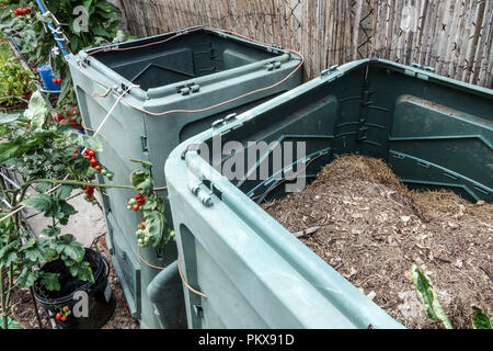 Kunststoff-Kompostierer für Garten-Kompost-Behälter, Abfallbehälter für Gras-Garten Stockfoto