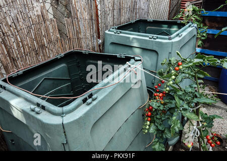 Für zwei komposter im Garten Kompost bin Ort Stockfoto