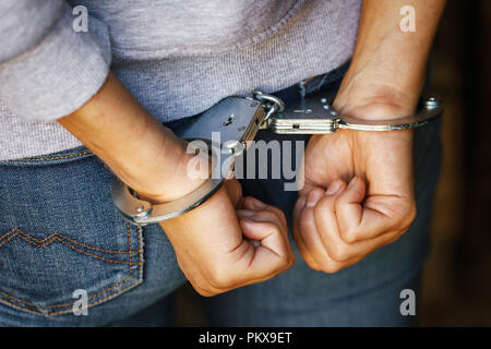 Hände hinter ihrem Rücken mit Handschellen befestigt, close-up Stockfoto