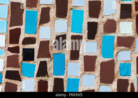 Textur der kleinen keramischen Fliesen in verschiedenen Farben. Mosaik Hintergrund Stockfoto