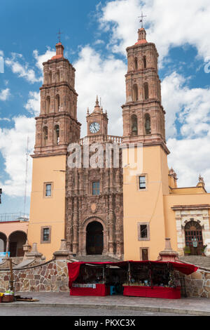 Parroquia Nuestra Señora de Dolores Katholische Kirche in englischer Sprache der Kirche Unserer Lieben Frau der Schmerzen in der Plaza Principal in Dolores Hidalgo, Guanajuato, Mexiko. Miguel Hildago war ein Pfarrer, der inzwischen weltberühmten Grito - ein Ruf zu den Waffen für mexikanische Unabhängigkeit von Spanien ausgestellt. Stockfoto