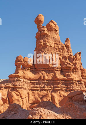 Balancing Rocks auf einem Siltstone Pinnacle im Goblin Valley State Park in Utah Stockfoto