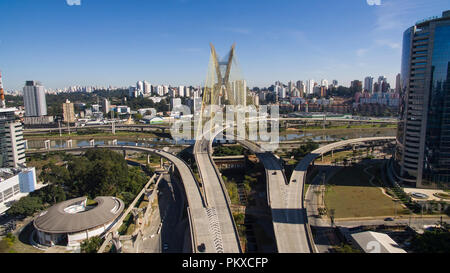 Die Verbindung von zwei verschiedenen Punkten. Moderne Architektur. Moderne Brücken. Schrägseilbrücke der Welt, Sao Paulo, Brasilien, Südamerika Stockfoto