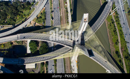 Die Verbindung von zwei verschiedenen Punkten. Moderne Architektur. Moderne Brücken. Schrägseilbrücke der Welt, Sao Paulo, Brasilien, Südamerika Stockfoto