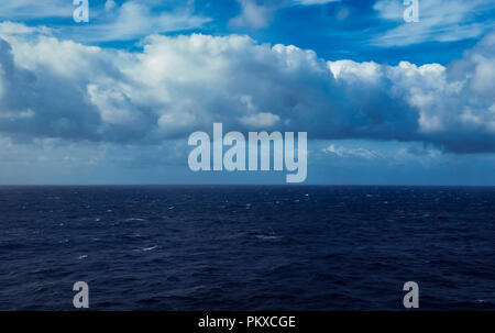 Wolken Straße. Schöne weiße Wolken bilden und sich in blauen Himmel. Stockfoto